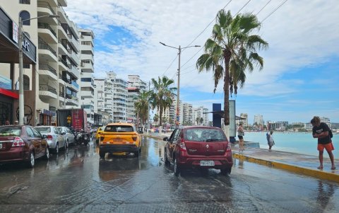 El agua traspasó los malecones de Salinas y La Libertad  La falta de planificación y de obras de prevención, entre los reclamos.