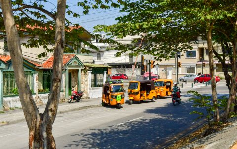 Parqueo. Hay tricimotos que se toman espacios del carril disponible para circular como su parqueo privado, y se mantienen en estos sitios el tiempo que desean.