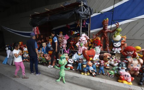 En el redondel de Lumbisí pueden encontrar variedad de años viejos entre personalidades de la política y superhéroes