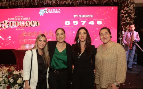 María del Carmen Urdiales, Mónica Rumbea, Denisse       Cevallos y Victoria Vargas.
