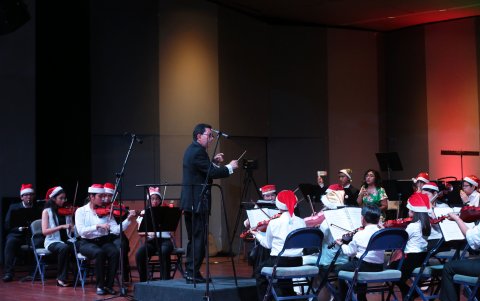 Se presentaron las orquesta del Conservatorio de Música Nicola Paganini y la Filarmónica Juvenil de Guayaquil, bajo la dirección de Patricio Jaramillo Carrillo. Contó con la participación de la mezzosoprano Yanina Murga.