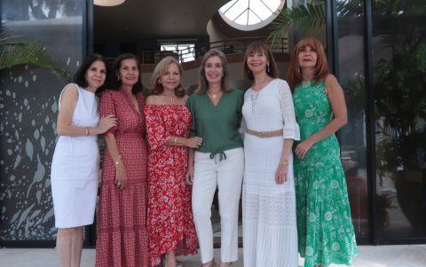 Rocío de Fayad, Magdalena de Peñaherrera, Quetita de Oneto, Verónica de Holguín, July de Auad, Norma de Barek.