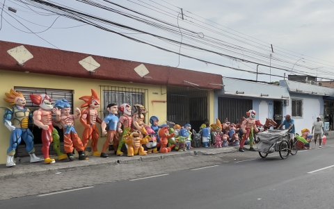 En la avenida Demetrio Aguilera Malta, en la ciudadela La Alborada, también venden monigotes de todos los tamaños.