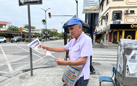 Hace 10 años, René Pérez consume EXPRESO; si su diario no lo encuentra en su sector no duda en irlo a buscar por la ciudad; eso hizo en la mañana del 25 de diciembre.