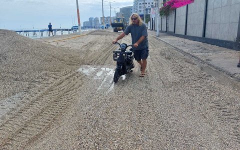 Así amaneció la mañana de este sábado  28 de diciembre el malecón de Salinas. La gran cantidad de conchilla acumulada dificultó el paso.