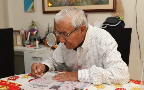 Germanio Granja es uno de los suscriptores vitalicios del Diario; comenta que no solo gusta de leer los reportajes y notas periodísticas, sino que también disfruta del entretenimiento que ofrece.