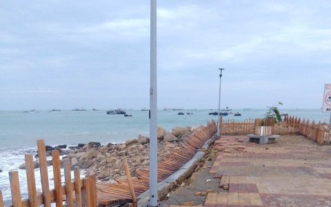 Un mirador del malecón de La Libertad terminó destruido, los daños son cuantiosos en el cantón.