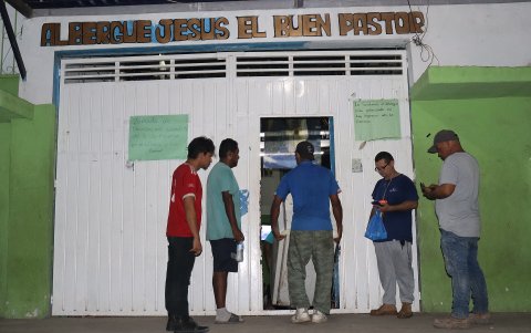 Migrantes esperan en el albergue Jesús el Buen Pastor, el 22 de diciembre de 2024 en el municipio de Tapachula en Chiapas (México).