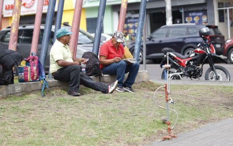 En el norte, obreros aguardan en una esquina por una oferta de trabajo. Quito cerró el 2024 con una tasa de 9.4 % de desempleo.