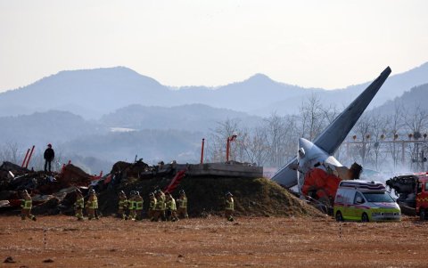 Los bomberos realizan operaciones de rescate en el aeropuerto internacional de Muan en Muan, a 288 kilómetros al suroeste de Seúl, Corea del Sur.