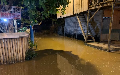 Inundaciones por fuerte oleaje en Esmeraldas.