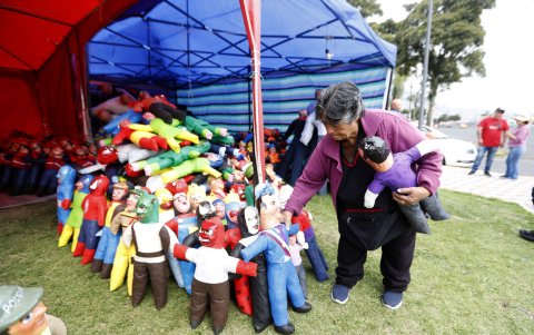 Zoila aún confecciona monigotes de tela y rellenos de papel.