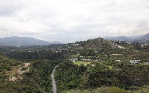 Las construcciones de edificaciones descontroladas consumen a Tumbaco.
