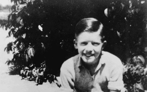 Una fotografía proporcionada por la Biblioteca Jimmy Carter muestra al futuro presidente estadounidense Jimmy Carter con su perro Bozo en Plains, Georgia, alrededor de 1937.