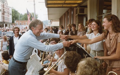 Jimmy Carter saluda a la multitud mientras está atracado en el barco fluvial Delta Queen durante un crucero por el río Mississippi en Prairie du Chien, Wisconsin, EE. UU., 19 de agosto de 1979.