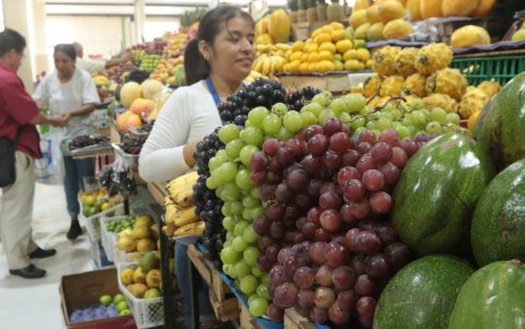 La venta de las uvas verdes aumenta en estos últimos días del año.