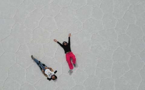 Fotografía aérea tomada con un dron el 22 de diciembre de 2024 de turistas en el salar de Uyuni (Bolivia).