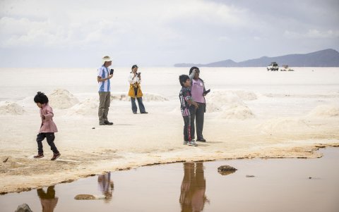 Turistas observan en el salar de Uyuni, a más de 3.600 metros sobre el nivel del mar.