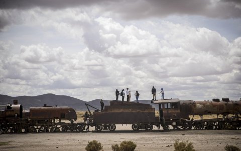 El cementerio de trenes en el salar de Uyuni (Bolivia), es uno más de los atractivos locales.