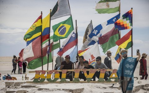 Varios turistas posando en el salar de Uyuni (Bolivia).