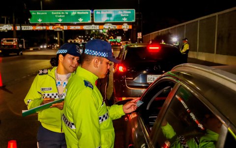 Los agentes de tránsito realizan las pruebas de alcoholemia