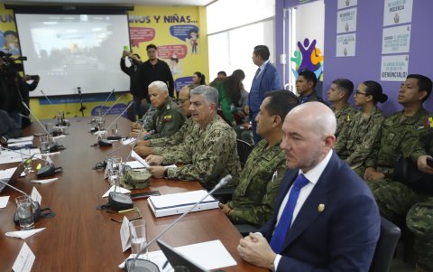 El ministro de Defensa Giancarlo Loffredo, el jefe del Comando Conjunto de las Fuerzas Armadas y el comandante de la FAE comparecieron en la Asamblea en diciembre de 2024.