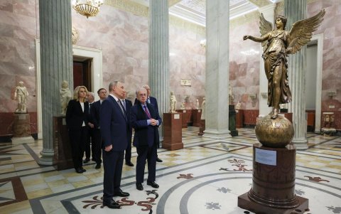 El presidente ruso, Vladimir Putin, y el director del Museo del Hermitage, Mijail Piotrovsky (der.), visitan el Museo Estatal del Hermitage en San Petersburgo, Rusia, el 24 de diciembre de 2024.