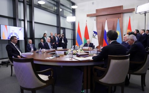 El presidente Vladimir Putin, asiste a la reunión del Consejo Económico Supremo de Eurasia en Igora, junto a su colega de Kirguistán, Sadyr Japarov, y de Kazajstán, Kassym-Jomart Tokayev.