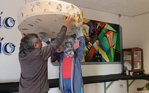 Hernán Alvarado es uno de los vecinos que colabora con la elaboración de los monigotes en el barrio El Vado.