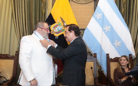 El periodista argentino Jorge Lanata recibió una condecoración por parte del Municipio de Guayaquil en el 2016.