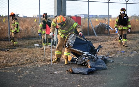 Los equipos de recuperación trabajan en el lugar donde un avión Boeing 737-800 de Jeju Air se estrelló y estalló en llamas en el Aeropuerto Internacional de Muan.
