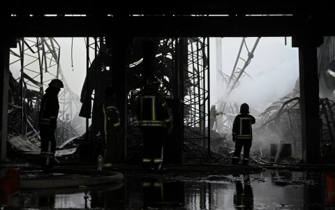 Rescatistas ucranianos trabajan en el lugar de un ataque con drones en un edificio de almacén en el distrito de Boryspil de la región de Kiev el 20 de diciembre de 2024.