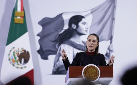 La presidenta de México, Claudia Sheinbaum, habla durante una rueda de prensa este lunes, en el Palacio Nacional de la Ciudad de México (México).