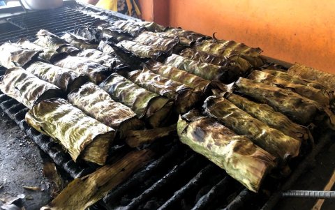 Este manjar vinceño se lo prepara con la masa cruda del plátano y un refrito acompañado de carne molida.