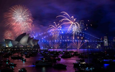 Fuegos artificiales en la bahía de Sydney (Australia), uno de los primeros lugares del mundo en dar la bienvenida a 2025.