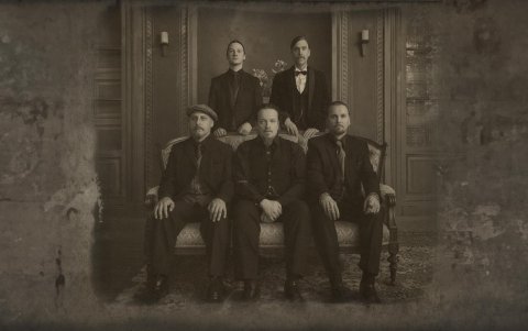 Los músicos de Opeth con el vestuario del disco más oscuro y pesado que han hecho en décadas, ‘The Last Will & Testament’.