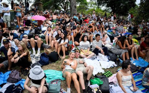 Los fiesteros se reúnen en Mrs. Macquarie's Point antes de las celebraciones de la víspera de Año Nuevo en Sídney, Australia, el 31 de diciembre de 2024.