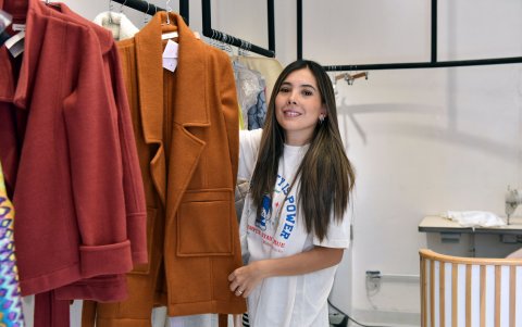 Stephanie Rodas señala que su estilo es 'clásico pero cool', y su enfoque está en la calidad.