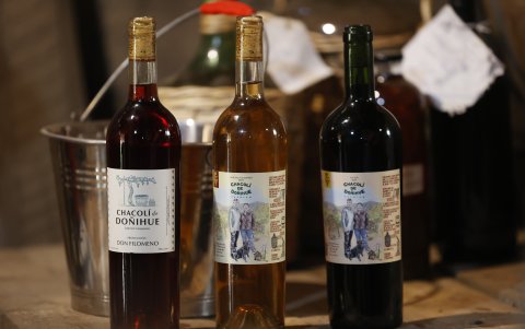 Botellas de txakoli, un vino típico vasco que se produce en Chile.