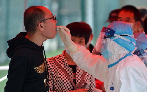 Una persona se presenta para la toma de una muestra para verificar un posible contagio.