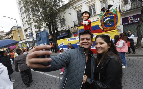 Los asistentes aprovecharon para tomarse fotografías con los años viejos gigantes