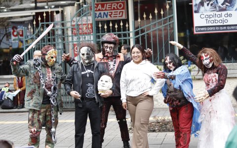 Personas disfrazadas de personajes de películas de acción y de terror recorrían la avenida Amazonas