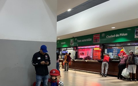 Algunos aprovechan y llevan su año viejo a su destino.