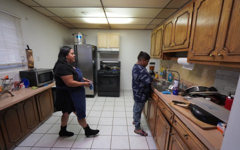 Mirna Cabral (37) y su hijo Damian Cabral (10) trabajan en la cocina de su casa en El Paso, Texas, el 25 de noviembre de 2024.
