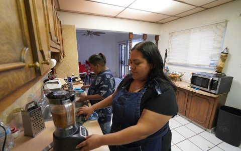 En El Paso, en la frontera con México, una mujer llamada Mirna Cabral fue traída a los EE.UU. a los cinco años. Estuvo casada con un estadounidense durante 10 años, tuvo dos hijos y enviudó en 2023.