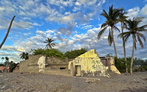 Una vivienda destruida en la costa de la comunidad de Cedeño (Honduras).
