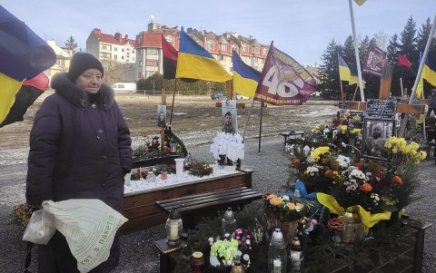 En el primer día del nuevo año, múltiples familias ucranianas acudieron a visitar a sus seres queridos