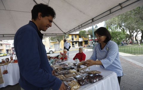 Comercio. Los emprendedores actualmente se ubican en la plaza central de Tumbaco. Con la nueva construcción contarán con un sitio adecuado para sus productos.