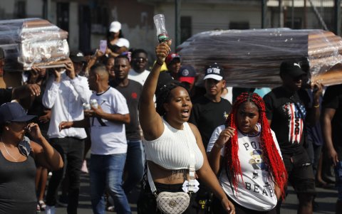 Personas cercanas a los menores de edad y la ciudadanía en general exigen justicia.