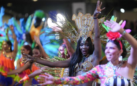 Bailarinas de salsa se presentan este miércoles durante el Salsódromo, evento que da inicio a la Feria en Cali (Colombia).